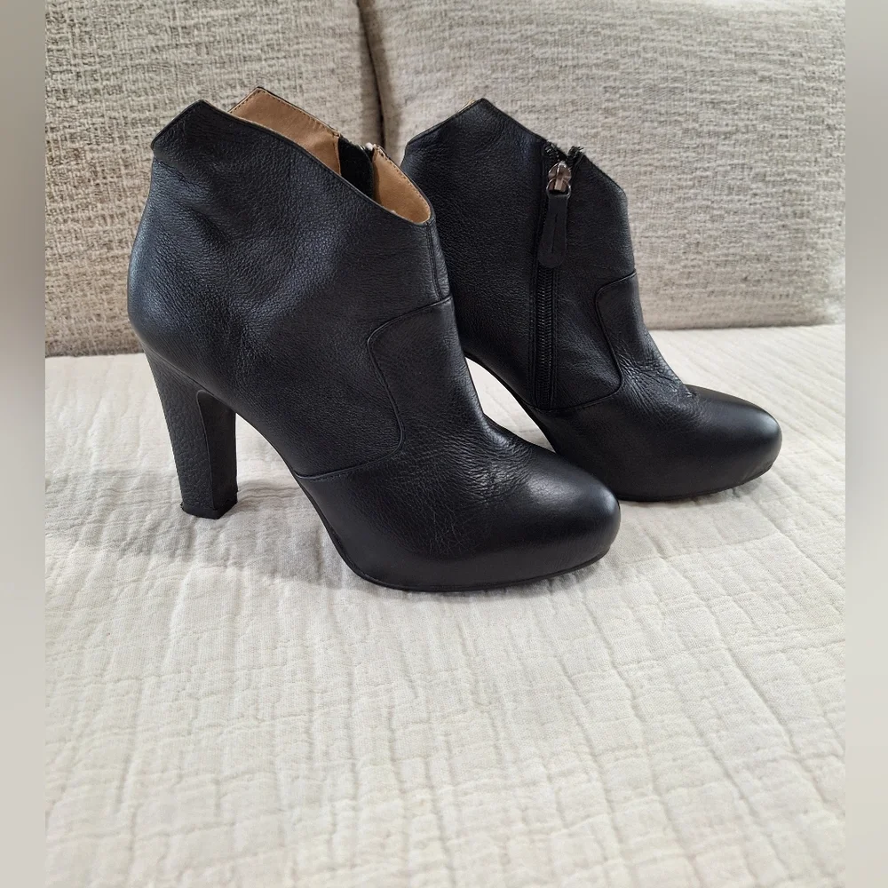 Mojo Moxy Black Ankle Booties Leather Side Zipper
